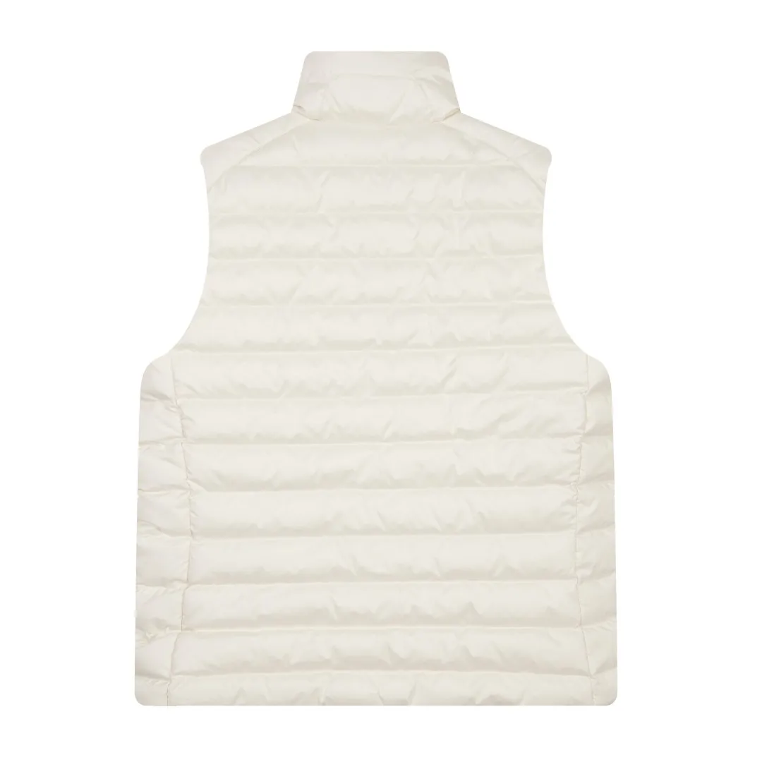 P340 White background picture [Popular in winter] Style No.: 25125# Color: Black/Navy Blue/Almond Size: S-XL - Ralph Lauren/Ralph Lauren 2025FW Popular winter item Stand collar three zipper couple style rib down vest vest - Craftsmanship 400T diamond-proof nylon on the face Grid down filling inside 400T high-density gallbladder isolation - Correct slightly waisted version on both sides The placket is made of cotton webbing and has double zipper pockets on both sides - RL's hottest vest this year. Out of stock at counters. A treasure item with a winter atmosphere. It comes in three basic colors. It can be worn by both men and women, especially the creamy white with a warm red feel. Comes with a beauty filter, which girls love. The overall fluffiness is just right. It is light and not bloated. It is very chill. It can enhance the overall fashion sense whether worn outside or inside.